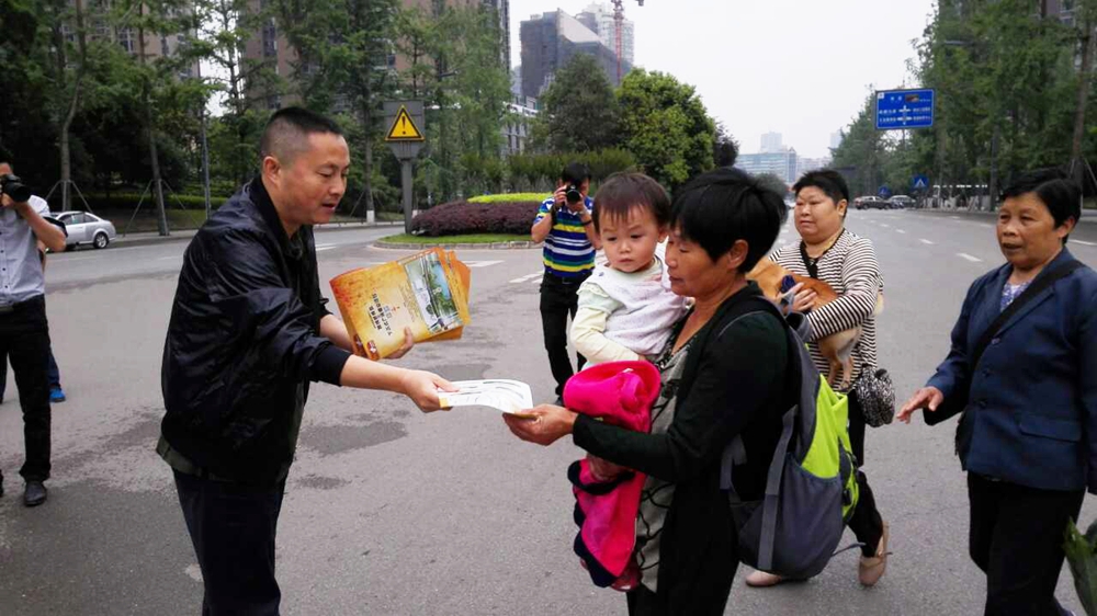 工作人员现场为市民讲解打围施工，得到市民们的理解与支持